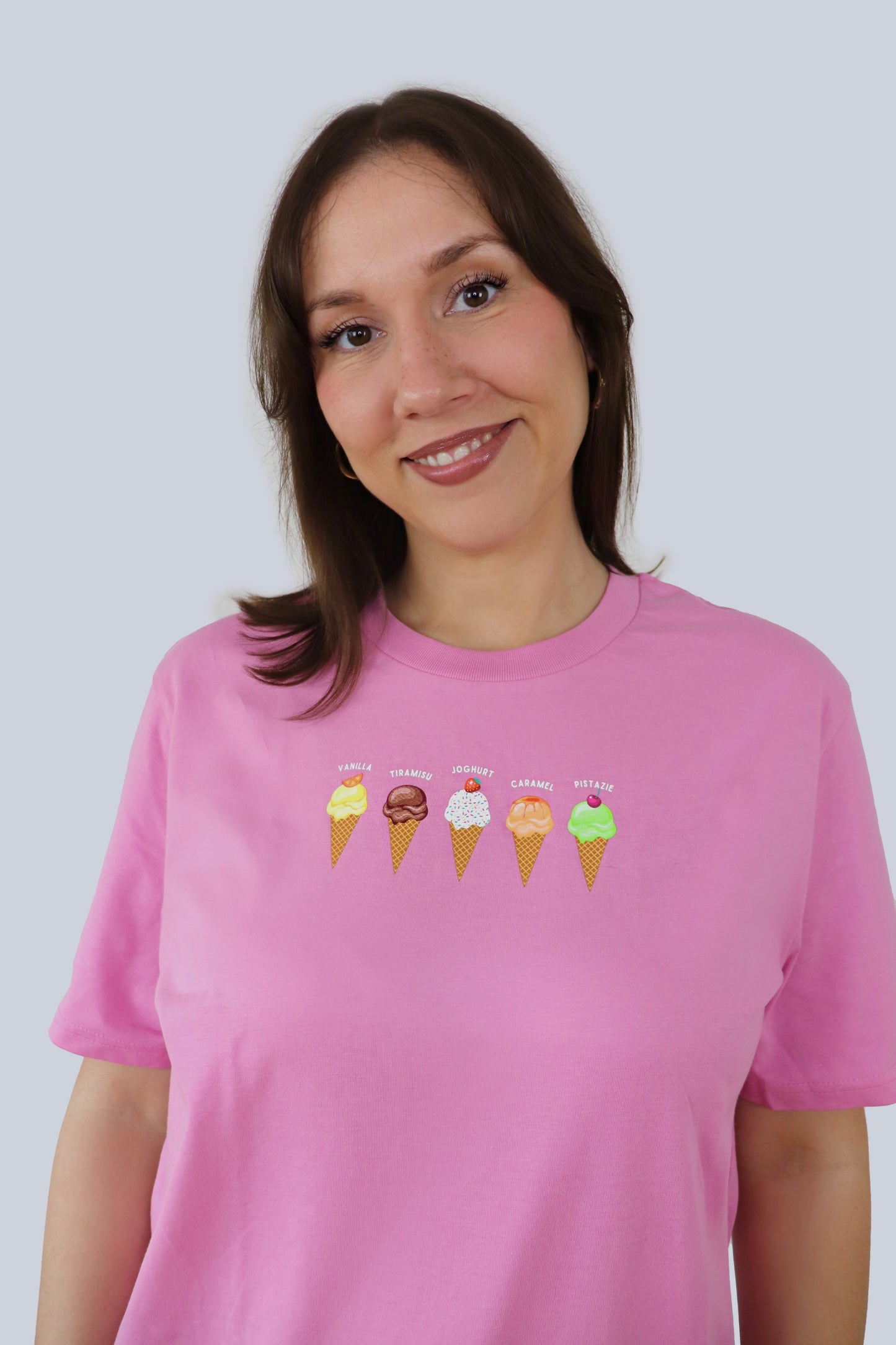 La Polcevitas Eisladen T-Shirt in Bubble Pink mit Backprint