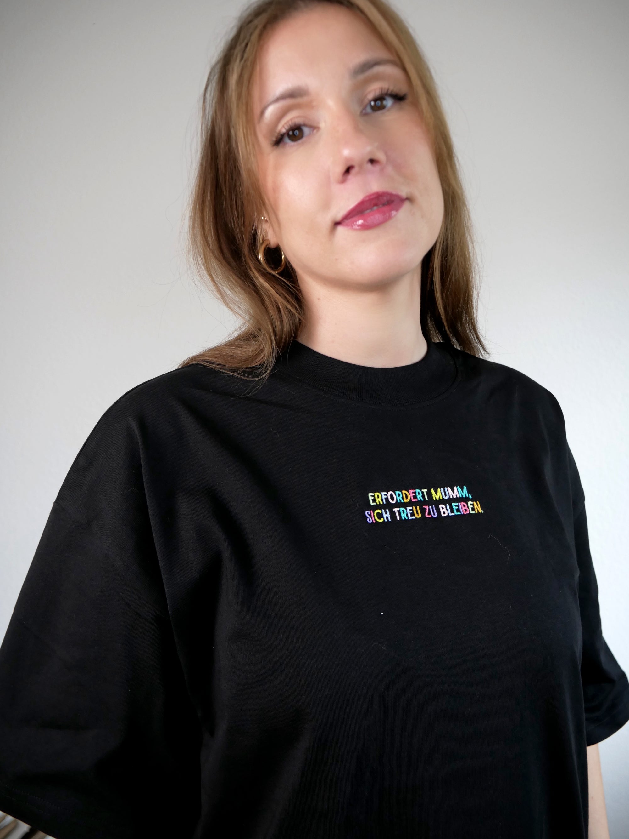 La Polcevitas "Erfordert Mumm, sich treu zu bleiben" T-Shirt in Schwarz