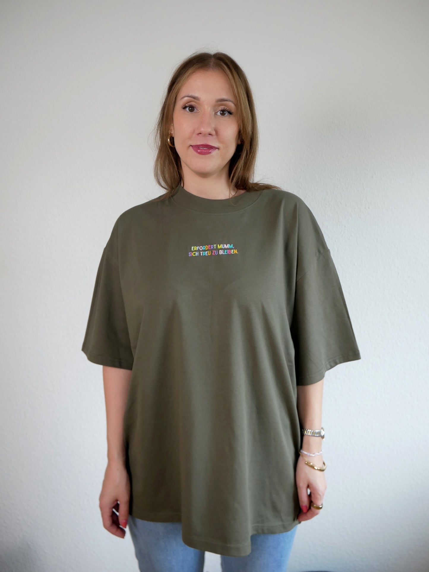 La Polcevitas "Erfordert Mumm, sich treu zu bleiben" T-Shirt in Khaki