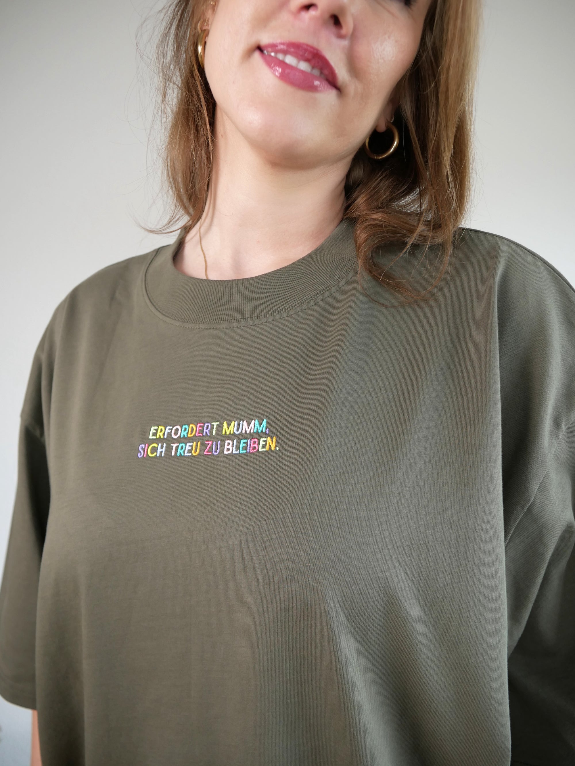 La Polcevitas "Erfordert Mumm, sich treu zu bleiben" T-Shirt in Khaki